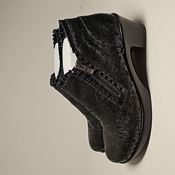 Alegria Hannah Delicut Black Embossed Leather Ankle Bootie Boots Size 40 Comfort - Picture 7 of 16